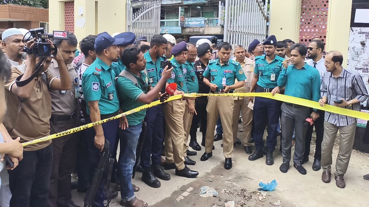 বরিশাল আদালত চত্বরে ককটেলসদৃশ বস্তু বিস্ফোরণ